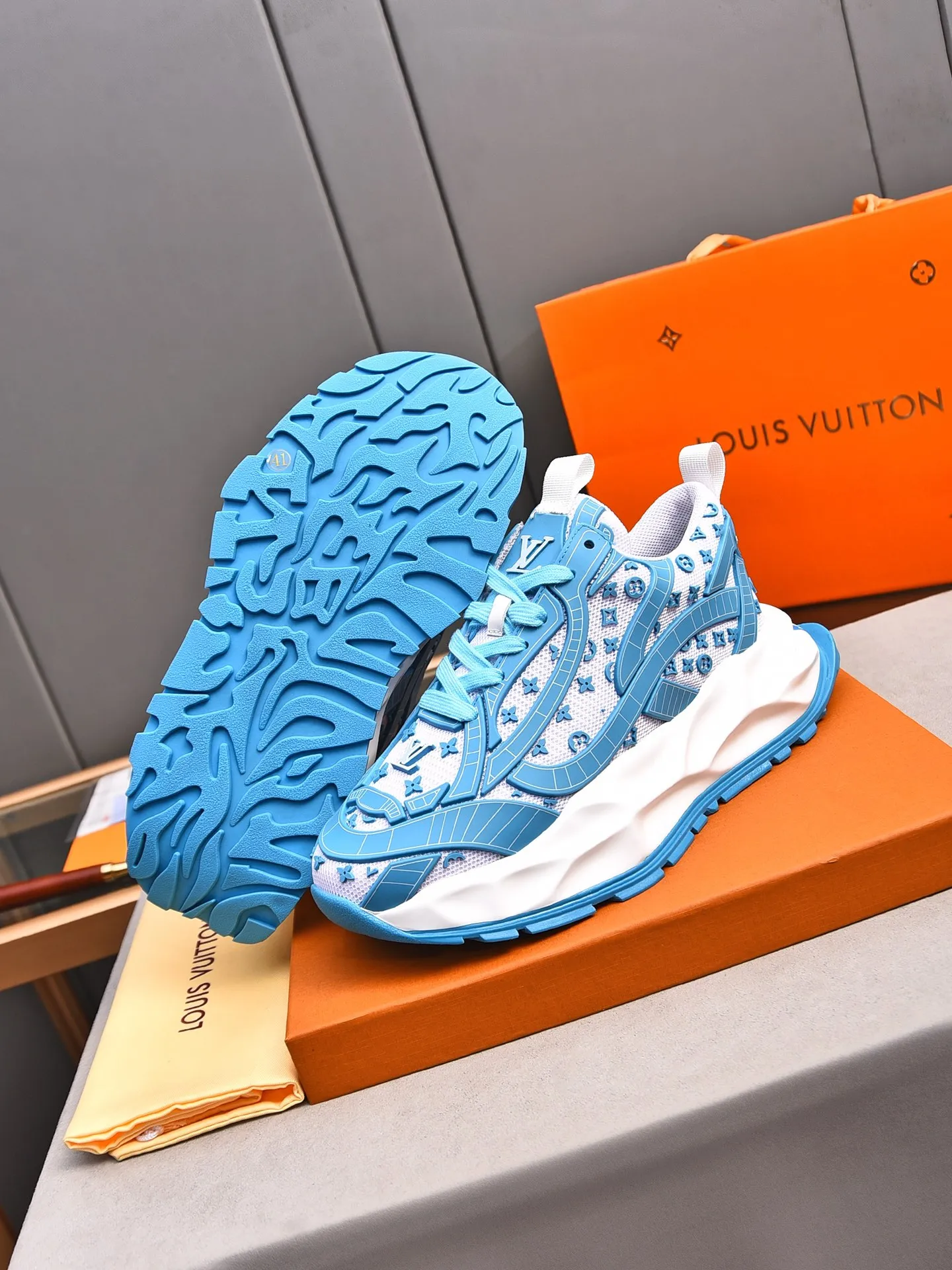 Men's shoes 💰580 📛📛【LOUIS VUITTON】Louis Vuitton 2024 new products👟Milan fashion catwalk style🇰🇾🇰🇾LV family logo, big-name style, a must-have for fashionistas⚠️Imported mesh with high-tech glue technology➕Cow leather➕Breathable mesh lining➕Genuine leather feet➕Special foam outsole👞Number 38-44 (45 46 custom-made)